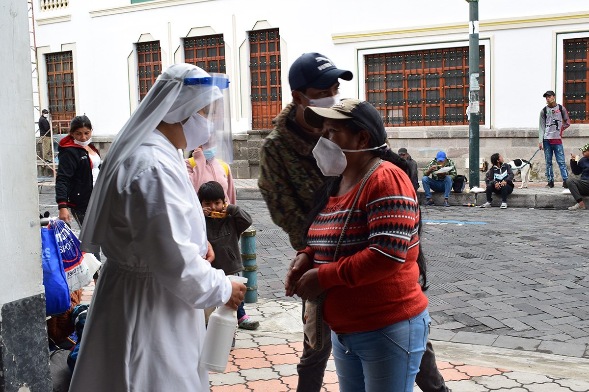 Un comedor solidario fomenta la integración entre ecuatorianos y extranjeros